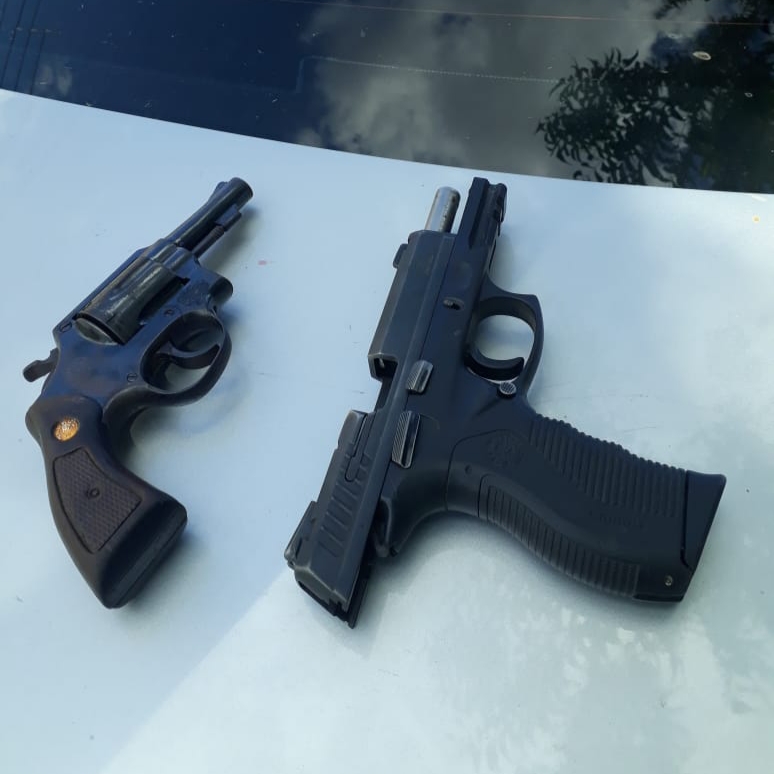 Foto cortesia : Armas que podem ter sido utilizadas no crime