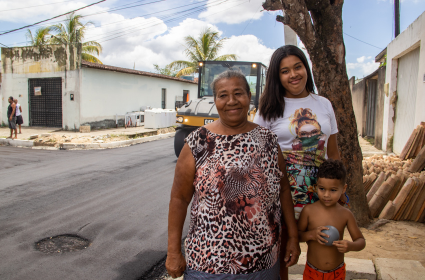 Maria Ângela comemora o novo momento na bairro Cidade Universitária após as obras de pavimentação. Foto: Júnior Bertoldo / Ascom Seminfra