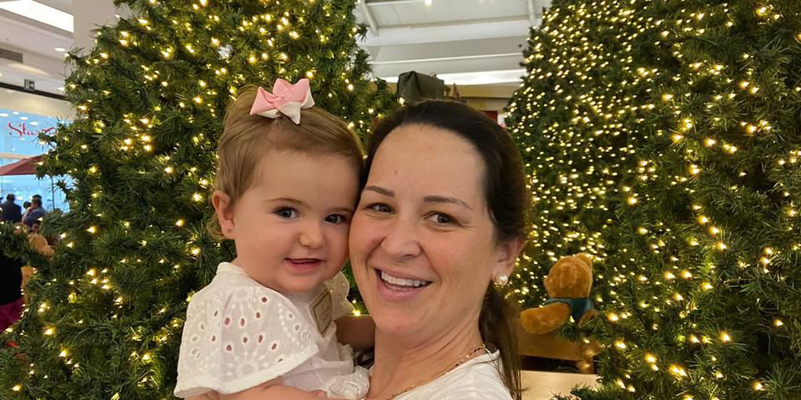 Alessandra Vendrameto Nogueira e a filha Helena. Bebê foi diagnosticada com AME - Arquivo pessoal/Reprodução