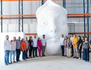 Christiane Bulhões visita escultor para acompanhar produção da imagem de Senhora Sant
