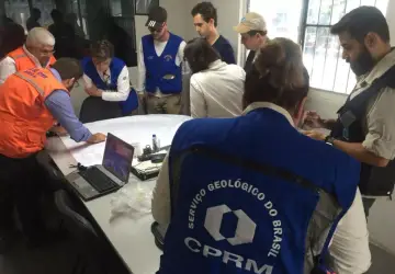 Foto de 2018 mostra equipes do CPRM e da Defesa Civil trabalhando juntas em Maceió �- Foto: Semds/Ascom
